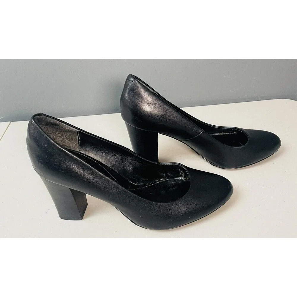 Isola 9M Black Wooden Stacked Block Heel Round Toe Classic Pumps City Minimalist